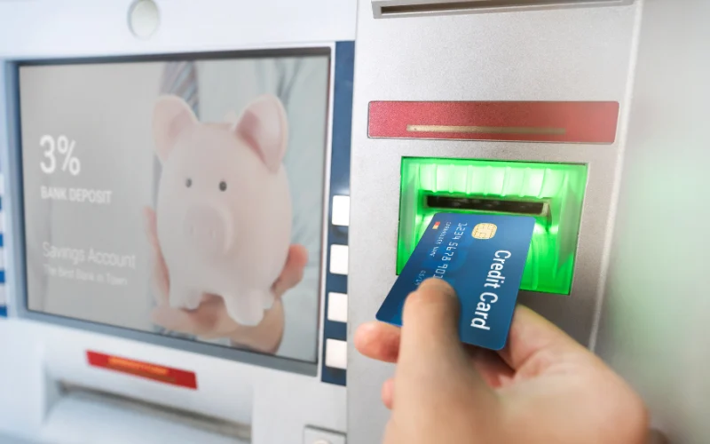 Rút tiền thẻ tín dụng qua cây ATM ngân hàng