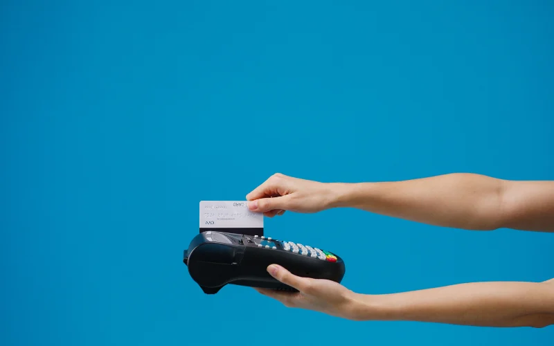 Rút tiền thẻ tín dụng qua dịch vụ quẹt thẻ POS